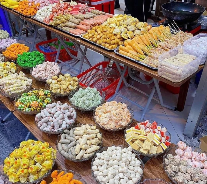 Quán ăn vặt Quận 10 là điểm đến lý tưởng với đa dạng các loại cá viên, nước chấm ấn tượng