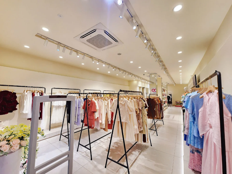 Shop quần áo Quận 3 nổi bật với không gian rộng rãi, thiết kế sang trọng