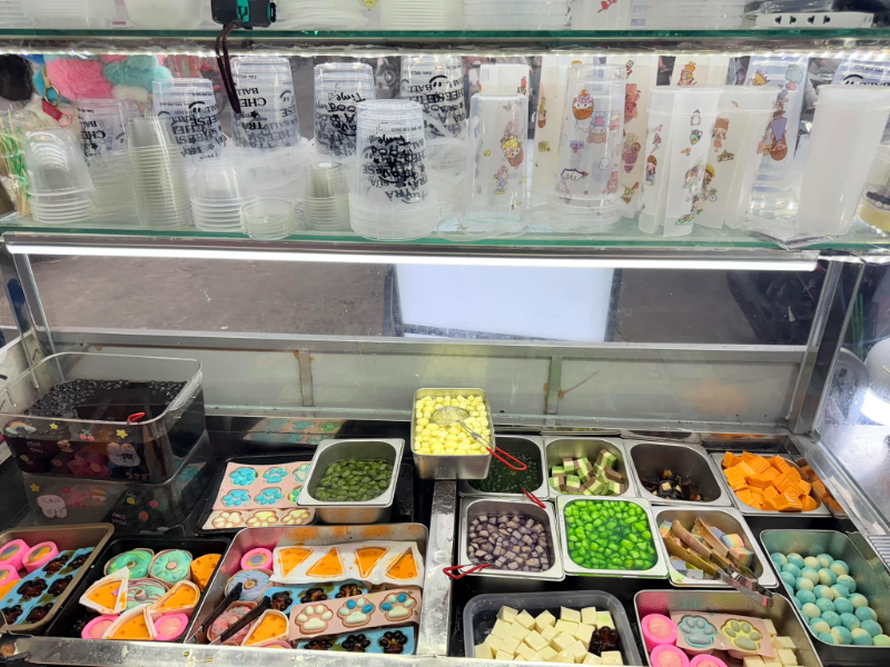 Quán ăn vặt Quận 5 nổi bật với trà sữa thơm ngon kết hợp với cheeseball độc đáo