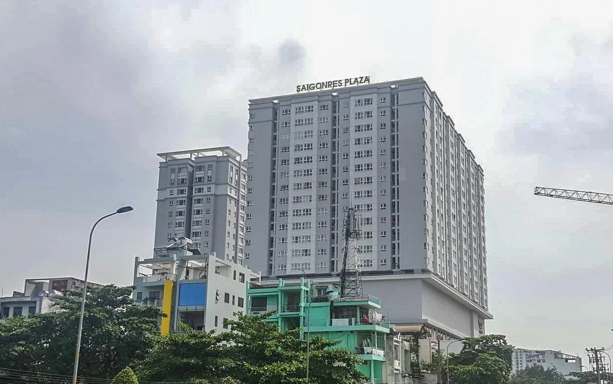 Cổng vào chung cư Saigonres Plaza với trung tâm thương mại Vincom