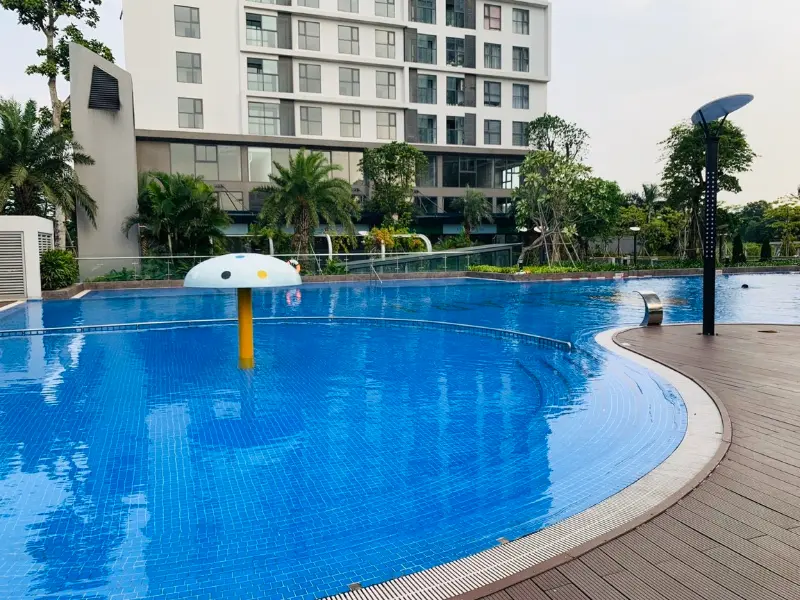 Hồ bơi hiện đại tại quận 11, nơi cư dân thỏa sức vui chơi và rèn luyện sức khỏe.