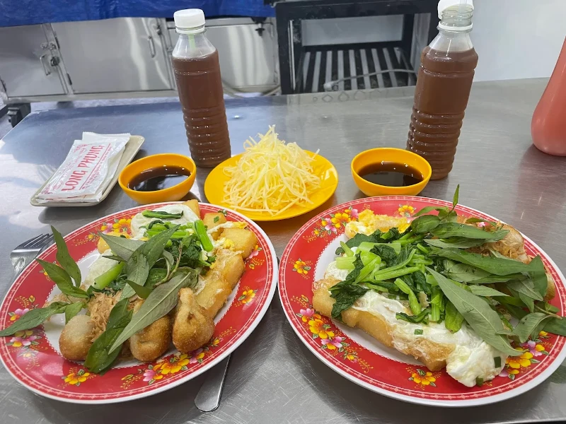 Quán ăn vặt Tân Bình có món bột chiên ngon, nước tương đậm đà