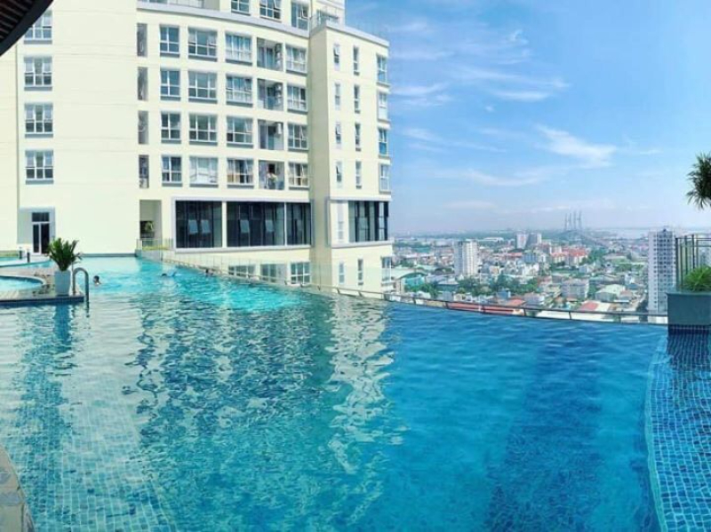 View hồ bơi thư giãn và không gian thoáng đãng