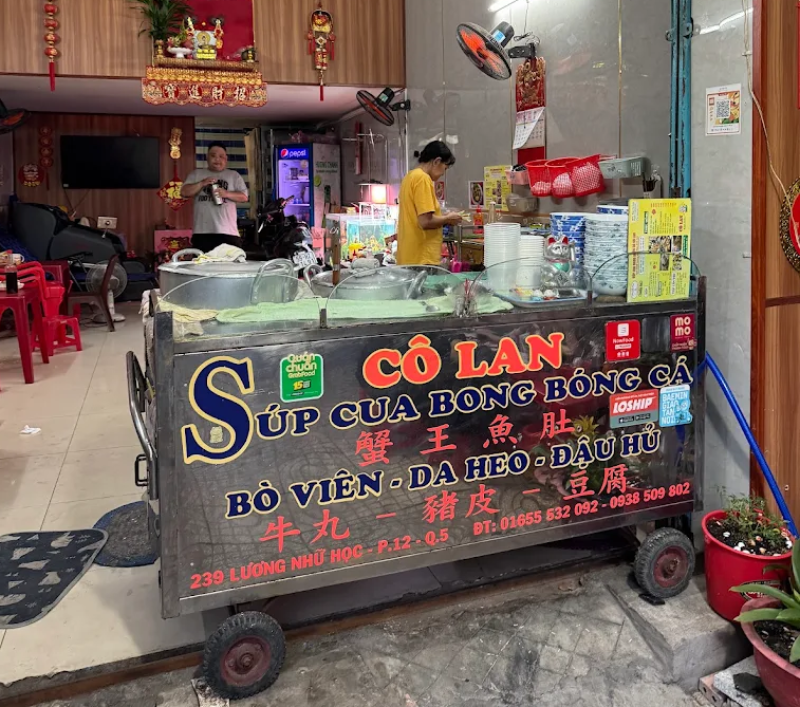 Quán ăn vặt Quận 5 có không gian nhỏ, được yêu thích bởi món súp bong bóng cá đặc trưng