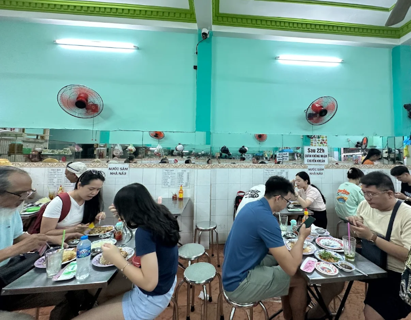 Quán ăn vặt Quận 3 có không gian sạch sẽ, món ăn đậm đà