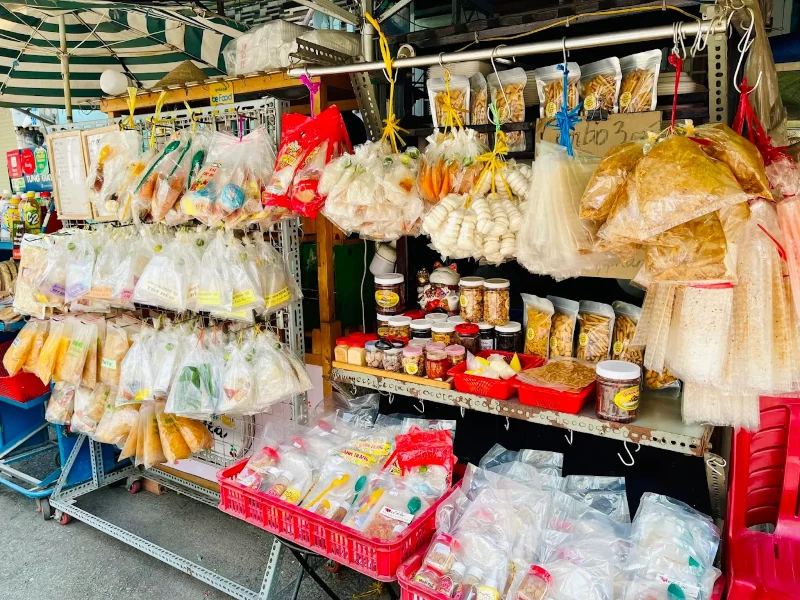 Quán ăn vặt Bình Tân nổi bật với các món bánh tráng trộn hấp dẫn