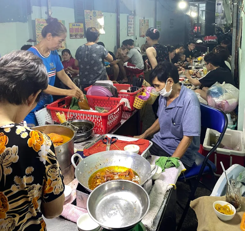 Quán ăn vặt Quận 4 có món phá lấu đậm đà, béo ngậy