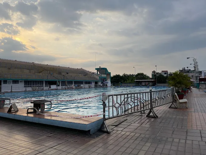 Hồ bơi Quận 10 rộng lớn với làn bơi tiêu chuẩn, phù hợp cho luyện tập thể thao và giải trí.
