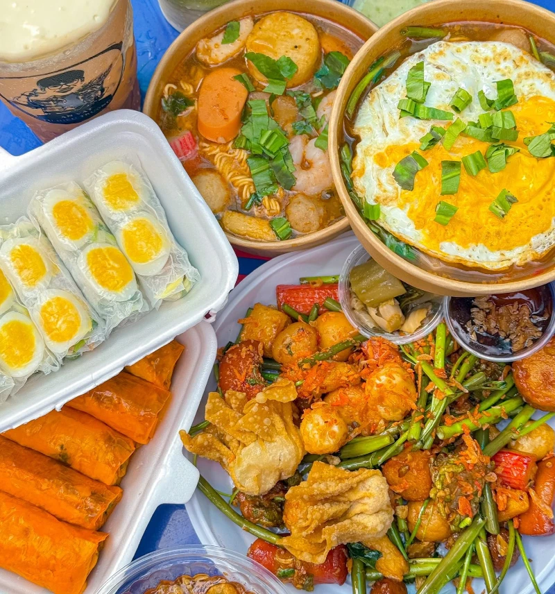 Quán ăn vặt Quận 10 thu hút thực khách bởi các món ăn đa dạng, đậm đà hương vị