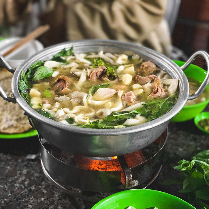 Lẩu gà lá é Tao Ngộ là một trong những điểm ăn uống Đà Lạt được nhiều người yêu thích.