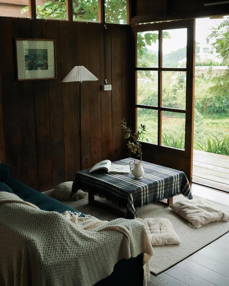 Homestay Đà Lạt với góc ngồi sàn với bàn thấp, nệm ngồi, ánh sáng tự nhiên và cửa sổ gỗ