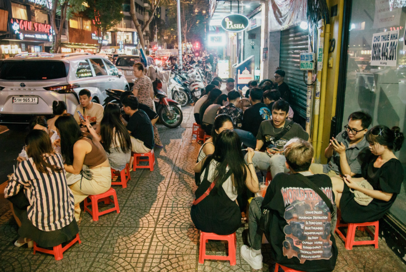 Quán cafe bệt Quận 1 là điểm đến lý tưởng với không gian thoáng đãng
