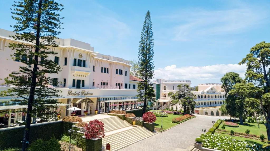 Khách sạn Đà Lạt sang trọng với kiến trúc cổ điển Pháp, không gian vườn xanh và lối vào bậc thang nổi bật.