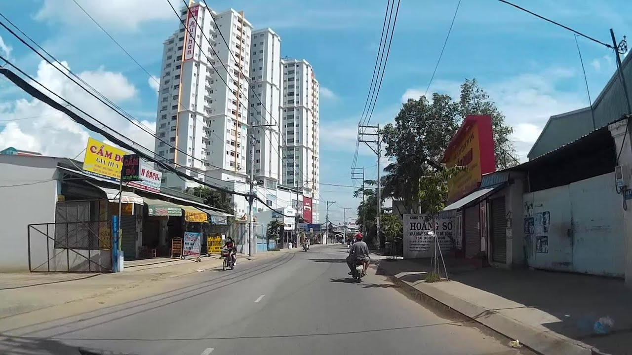 Đường Mã Lò, quận Bình Tân, TP.HCM với xe máy lưu thông, cửa hàng và nhà phố hai bên.