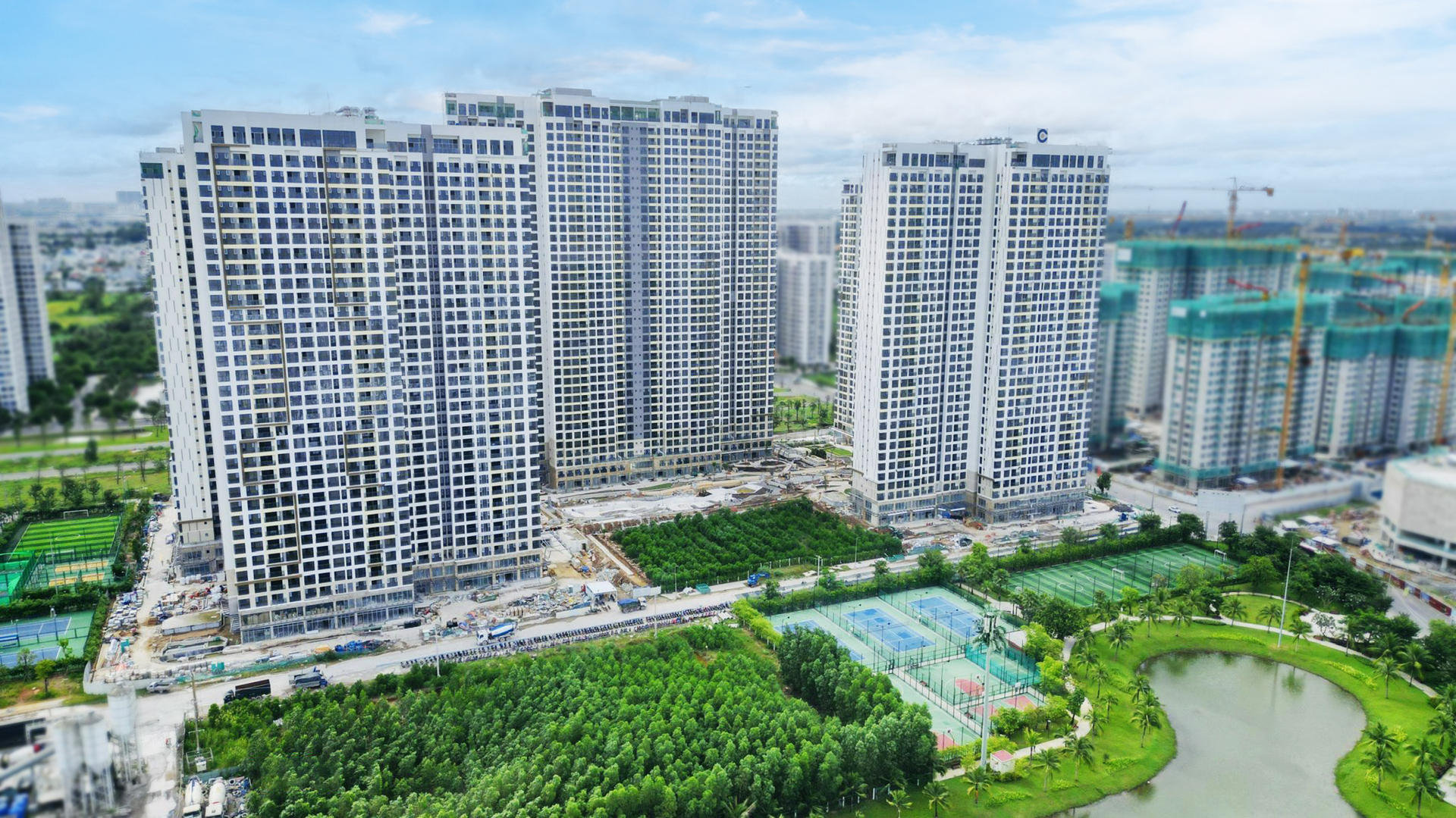Tiện ích hồ bơi phi thuyền tại Masteri Centre Point