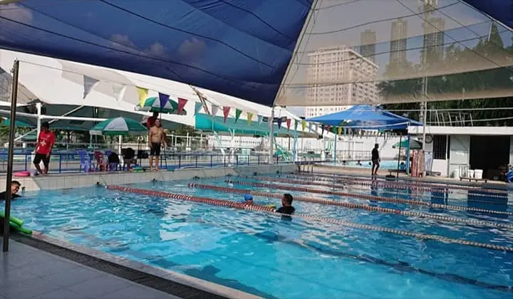 Hồ bơi Yết Kiêu Quận 1 với không gian rộng rãi, có mái che và khu vực tập luyện chuyên nghiệp