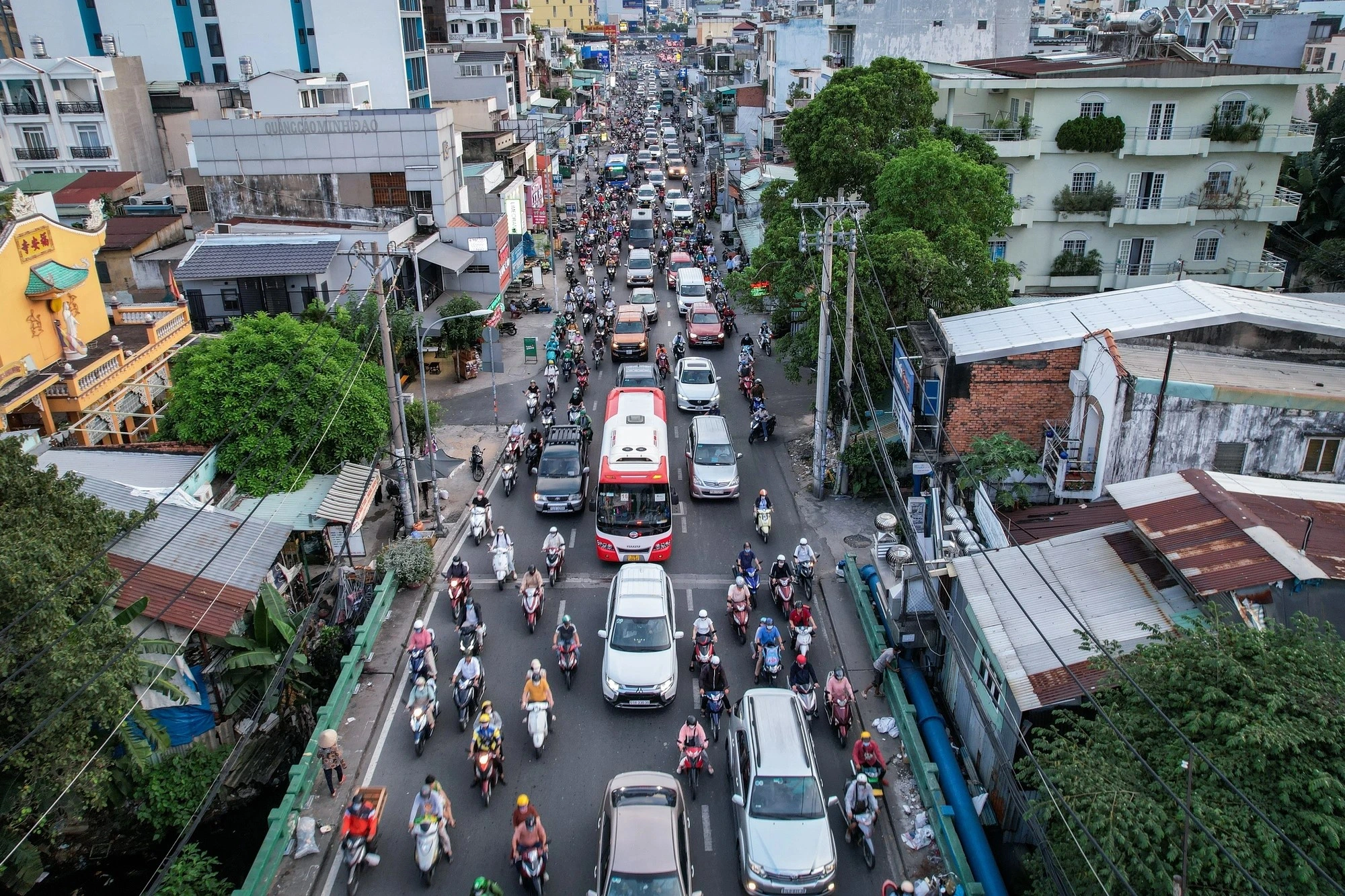 Đường Xô Viết Nghệ Tĩnh tại quận Bình Thạnh, TP.HCM với xe cộ đông đúc và các cửa hàng, nhà ở hai bên đường.
