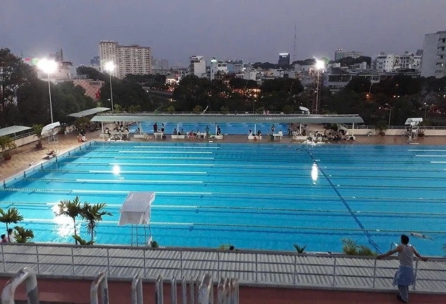 Hồ bơi Phú Nhuận với thiết kế hiện đại và không gian thoáng đãng.