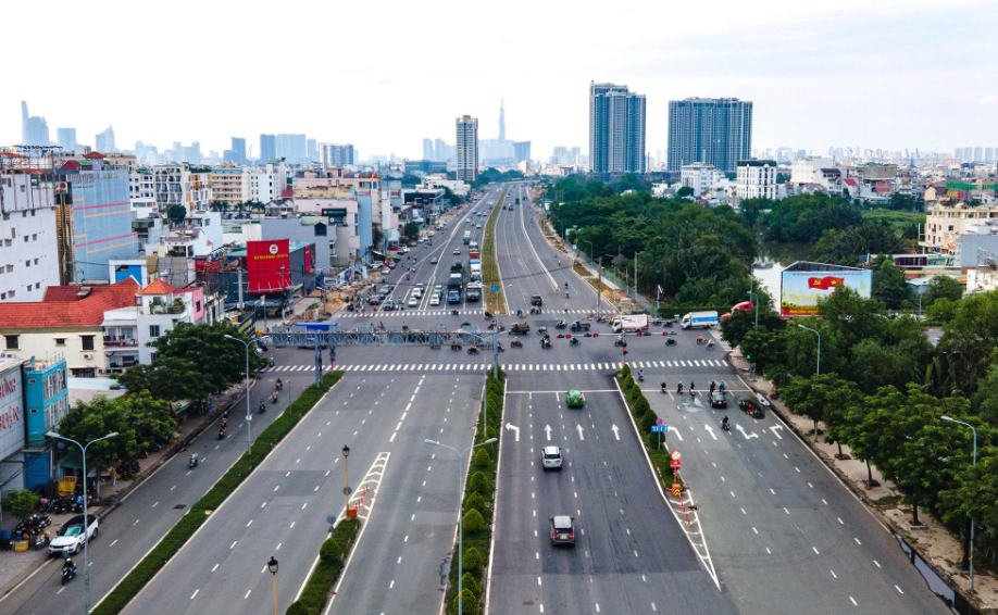 Đường Huỳnh Tấn Phát, Quận 7, tuyến đường thương mại sầm uất