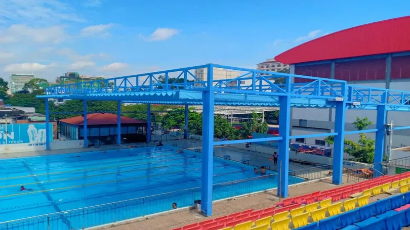 Hồ bơi Quận 5 với làn nước xanh trong và hệ thống mái che cùng khán đài hiện đại