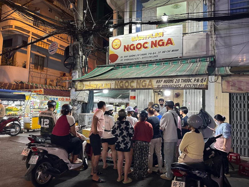 Quán ăn vặt Quận 4 được nhiều người yêu thích với món bánh flan thơm mịn