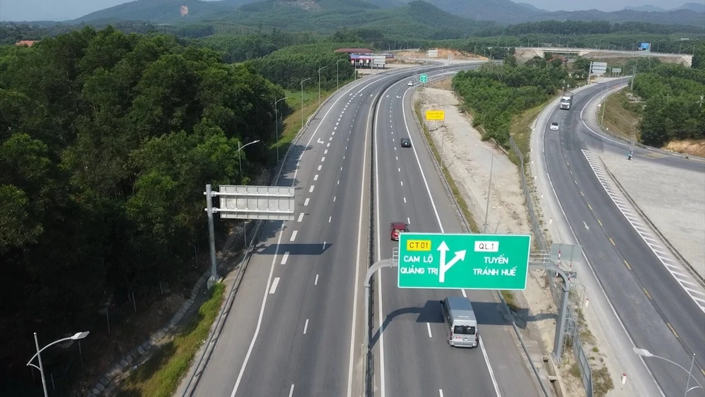 Cập nhật tiến độ dự án mở rộng cao tốc Cam Lộ – La Sơn, nâng cấp từ 2 làn lên 4 làn xe, giúp giảm tải quốc lộ 1A và thúc đẩy phát triển kinh tế miền Trung.