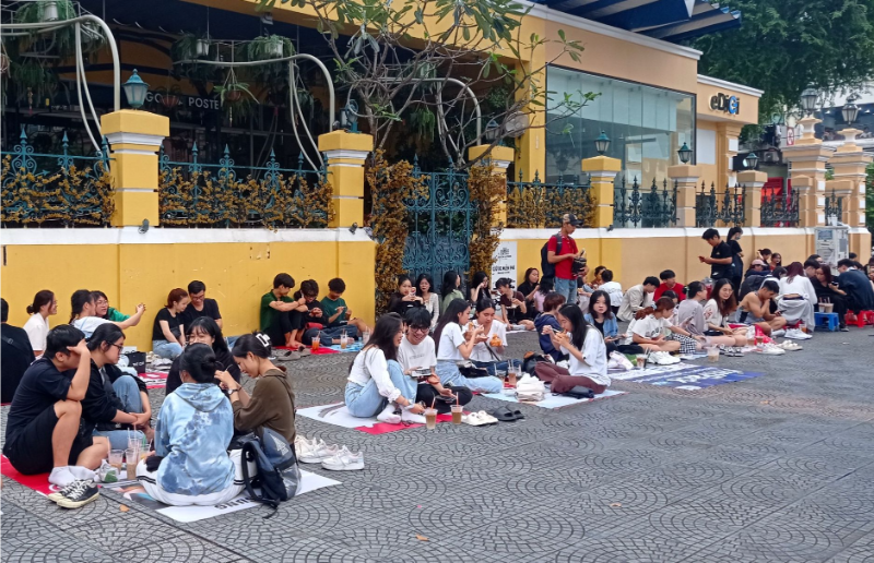Quán cafe bệt Quận 1 với không gian mở, vừa nhâm nhi cafe vừa thưởng thức phố phường