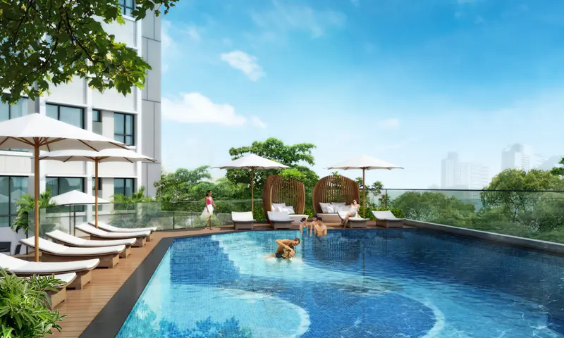 Không gian hồ bơi quận 6 với ghế nằm nghỉ và cây xanh bao quanh.