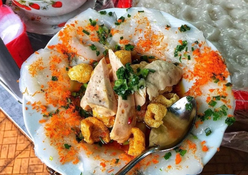 Bánh bèo số 4 Bà Hường là 1 trong những địa điểm ăn uống Đà Lạt thu hút khách du lịch.