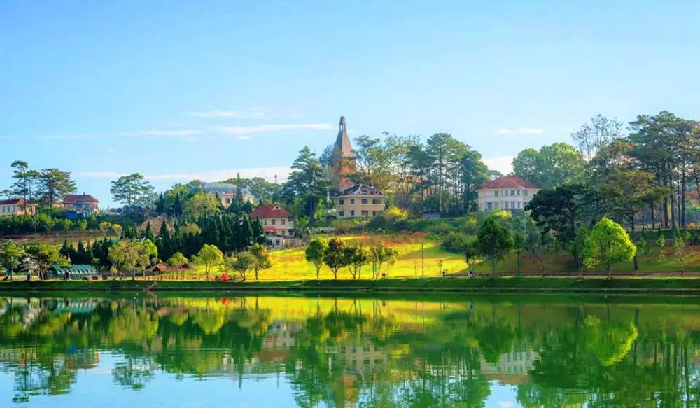 Hồ Xuân Hương là một trong những địa điểm du lịch Đà Lạt nổi tiếng nhất.