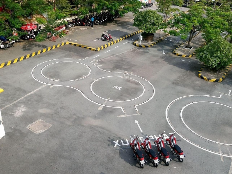 Trung tâm dạy lái xe máy TPHCM có bãi tập rộng rãi, giáo viên tận tâm