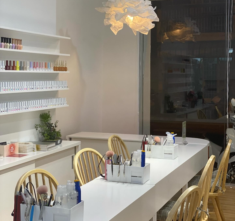 Tiệm nail Tân Bình có không gian hiện đại, bảng màu sơn phong phú