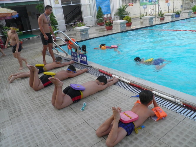 Hồ bơi Trung tâm Văn hoá Gò Vấp với lớp học bơi cho trẻ em dưới sự hướng dẫn của huấn luyện viên.