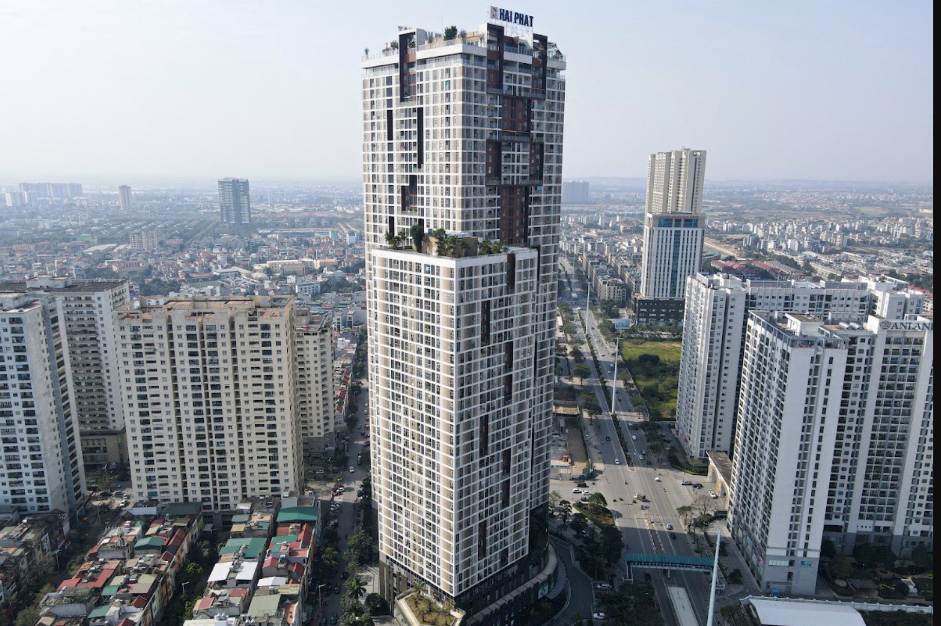 Nội thất sang trọng và tầm nhìn panorama từ căn hộ HPC Landmark 105
