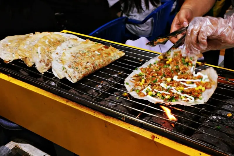 Hình ảnh chiếc bánh tráng nướng giòn rụm với trứng và hành phi.