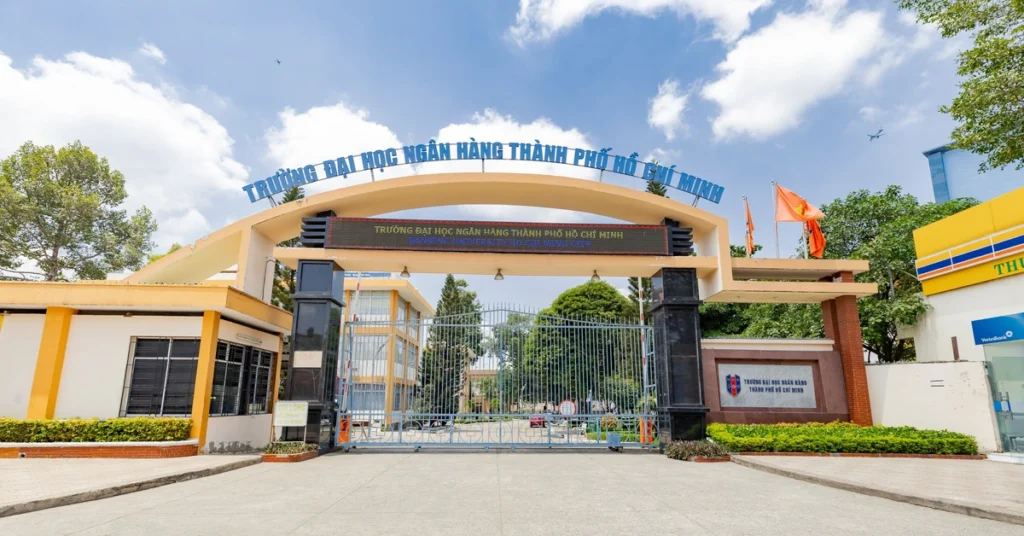 Giới thiệu trường Đại học Ngân hàng: cơ sở vật chất, học phí và các ngành đào tạo Đại học Ngân Hàng là một trong những ngôi trường trọng điểm quốc gia, chuyên đào tạo đội ngũ chuyên gia trong các lĩnh vực tài chính, ngân hàng, kế toán và quản trị kinh doanh