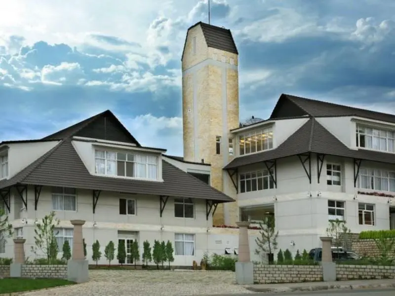 Khách sạn gần chợ Đà Lạt với thiết kế hiện đại pha lẫn nét kiến trúc châu Âu, nổi bật với tòa tháp cao và mái ngói đen.