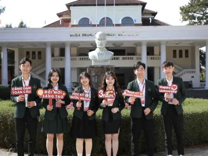 Sinh viên đang học nhóm tại khuôn viên trường – nội dung liên quan đến trường đại học Yersin Đà Lạt có những ngành nào.