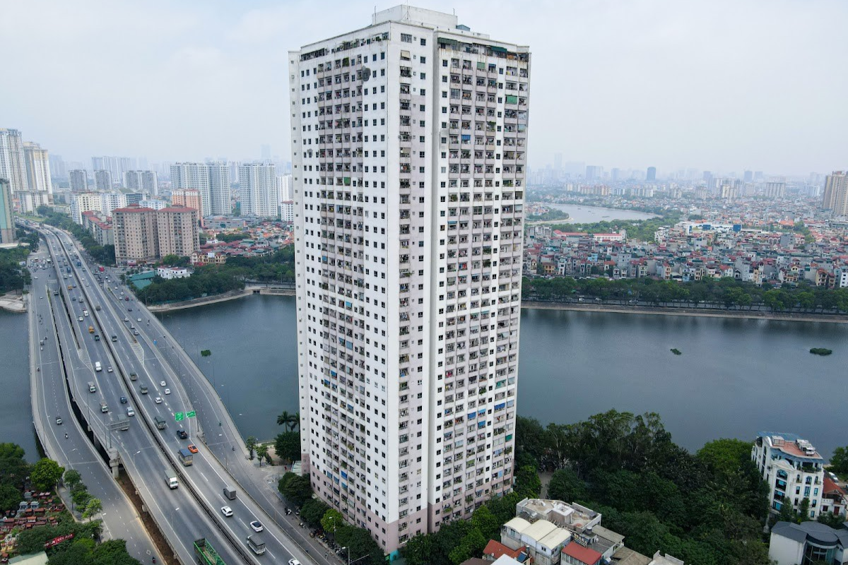 Toàn cảnh chung cư VP6 Linh Đàm nhìn ra hồ