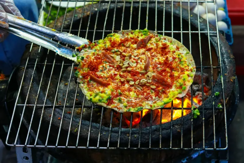 Cận cảnh bánh tráng nướng với lớp trứng béo ngậy.