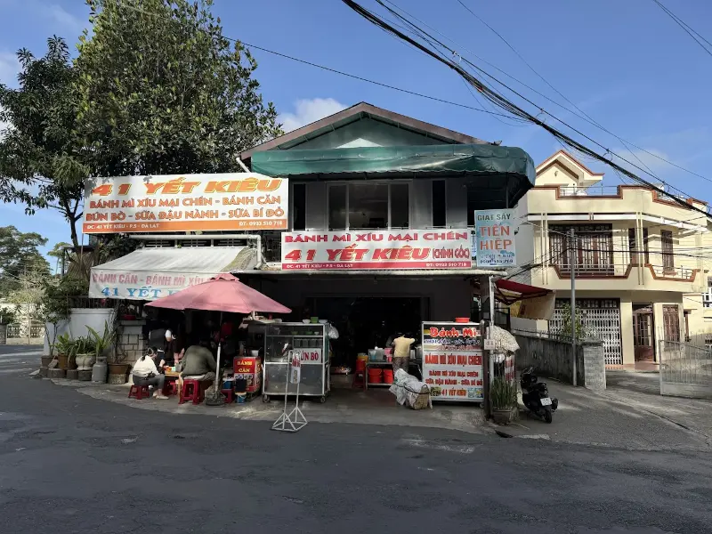 Quán bánh mì xíu mại Đà Lạt 41 Yết Kiêu với không gian rộng rãi, biển hiệu lớn dễ nhận biết và thực khách ngồi ăn tại chỗ.