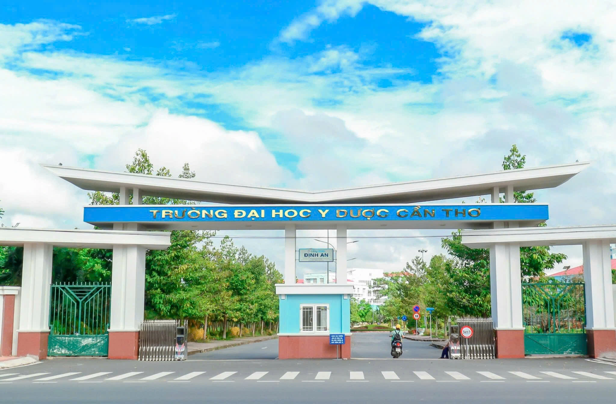 Cổng chính hiện đại của Trường Đại học Y Dược, nổi bật trong số các trường đại học ở Cần Thơ.