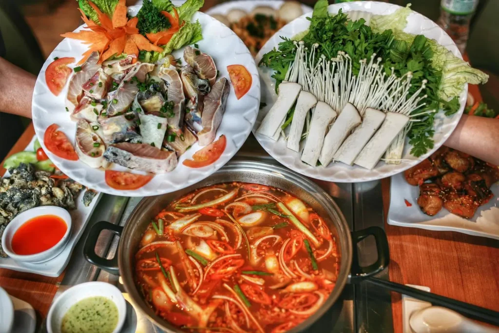 Lẩu cá tầm Đà Lạt với những miếng cá tầm tươi ngon, hấp dẫn