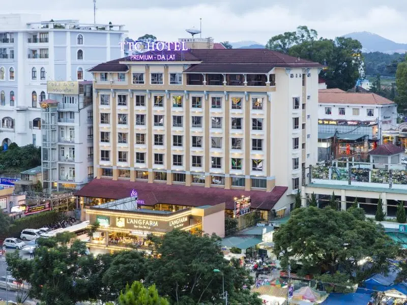 Khách sạn gần chợ Đà Lạt – TTC Hotel với vị trí trung tâm, kiến trúc hiện đại và tiện nghi sang trọng.