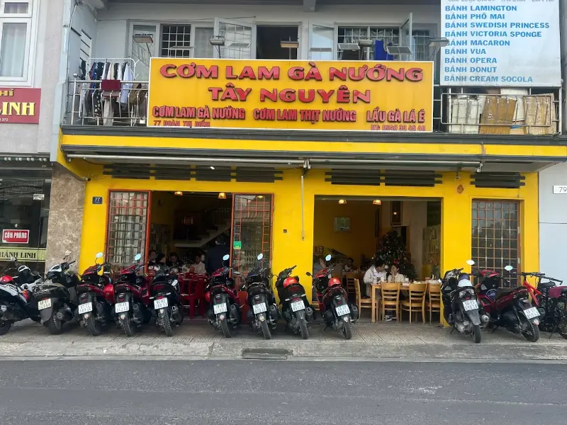 Gà nướng cơm lam Tây Nguyên Đà Lạt – quán ăn nổi bật ngay trung tâm thành phố hoa.