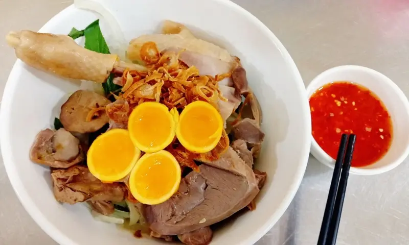 Hương vị quê nhà giữa lòng Đà Lạt – bánh ướt lòng gà ngon mê ly.