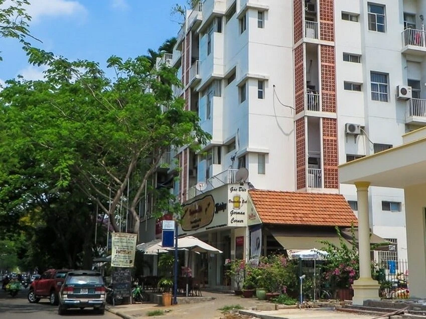 Khu Kênh Đào sầm uất xung quanh chung cư Hưng Vượng 1