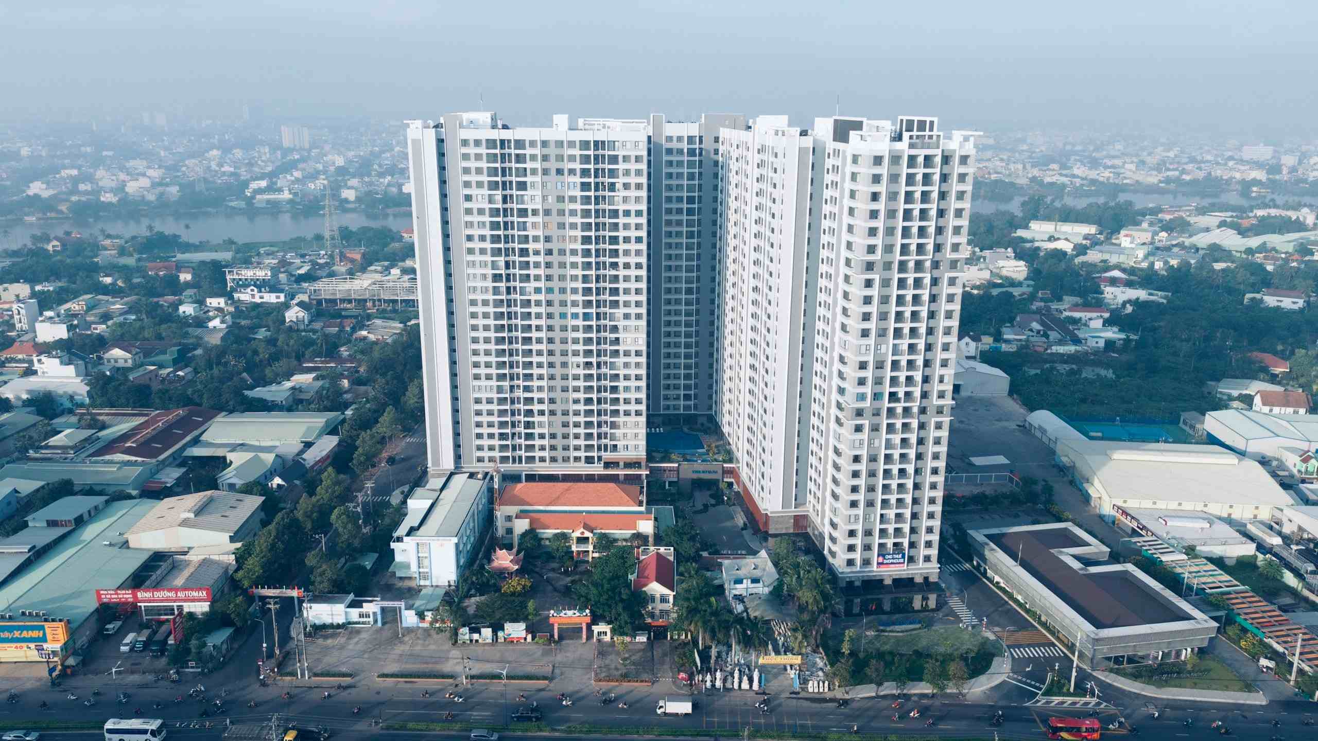 Hồ bơi tại The Rivana