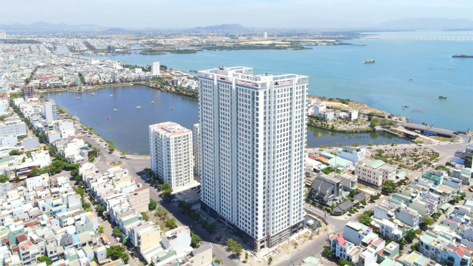 Tiện ích hồ bơi và không gian sống hiện đại tại Phú Tài Residence