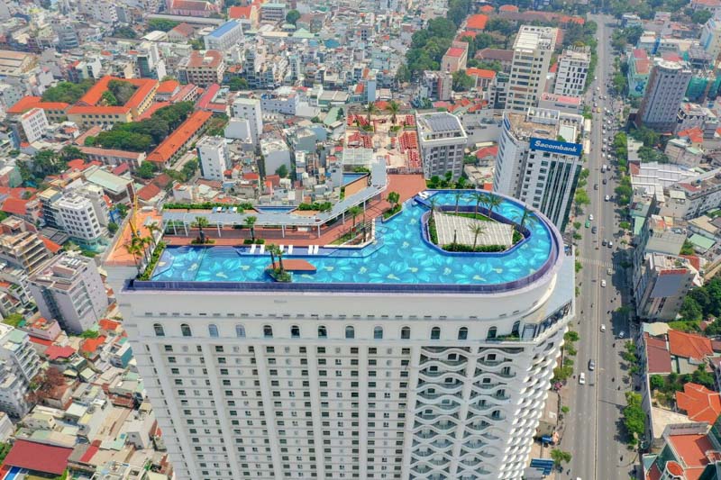 Hồ bơi vô cực trên không tại chung cư Terra Royal Quận 3